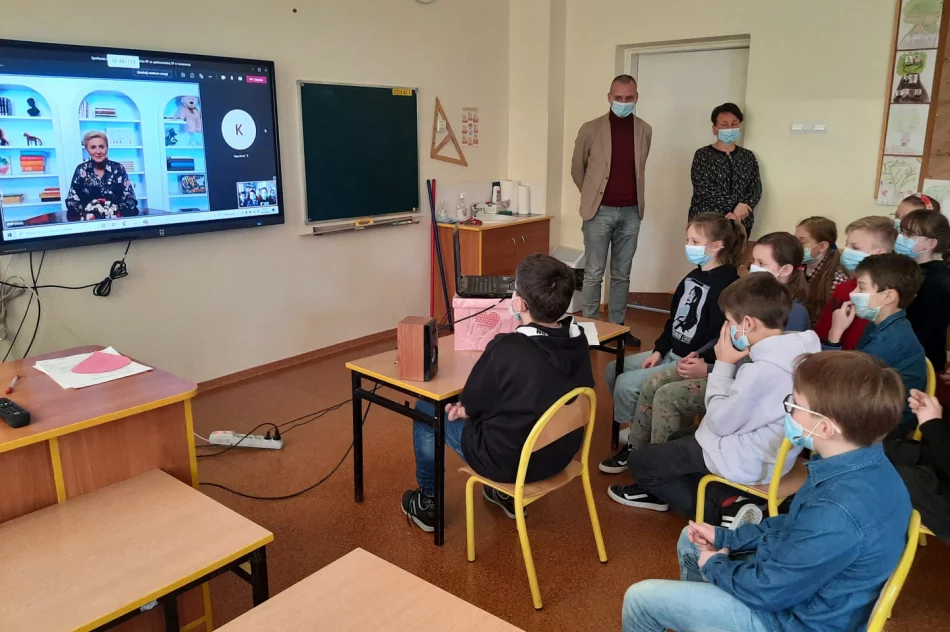 Uczniowie i nauczyciele ZSP nr 4 w Limanowej spotkali się z Pierwszą Damą Agatą Kornhauser-Dudą - zdjęcie 5