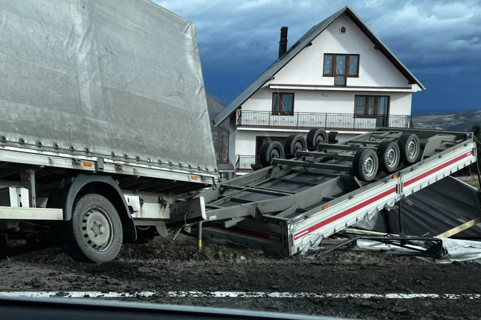 Silny wiatr zepchnął z drogi przyczepę - zdjęcie 2