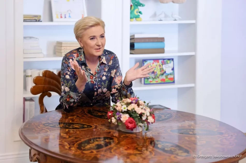 Pierwsza Dama rozmawiała o edukacji z uczniami i nauczycielami z Limanowej - zdjęcie 2