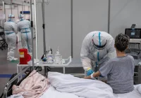 Prawie 24 tys. zakażeń w nowym raporcie. "Maseczki jeszcze z nami zostaną" - zdjęcie główne