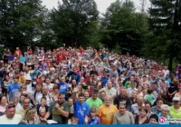 Modyń: ponad siedmiuset turystów na szczycie - zdjęcie główne