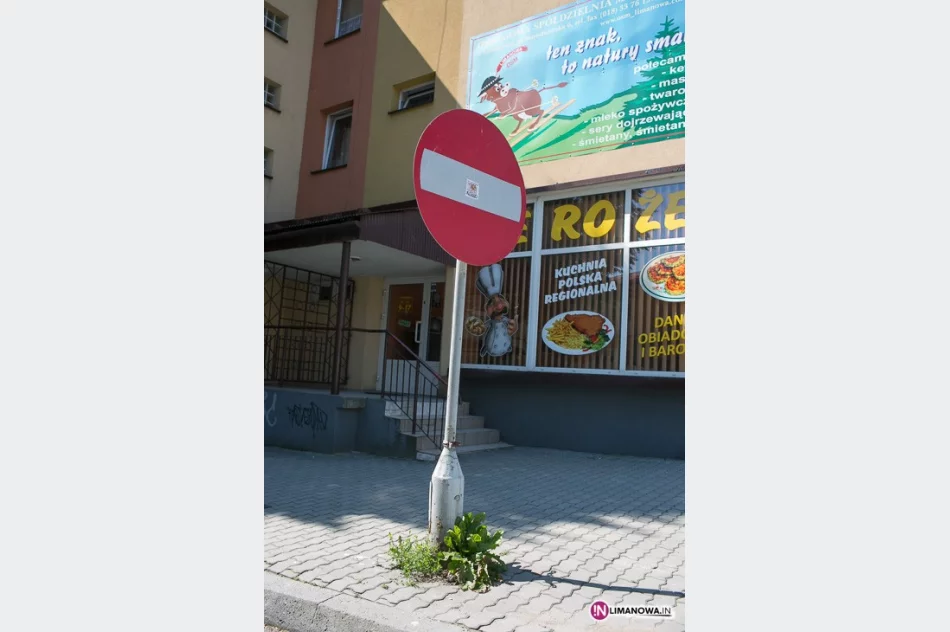 Uderzył głową  w znak, trafił do szpitala - zdjęcie 2