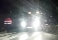 "Nowoczesne" zimowe utrzymanie drogi powiatowej... łopatami - zdjęcie główne