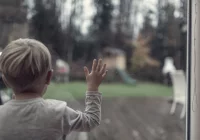 Ponad 5 milionów dzieci na świecie osieroconych w wyniku COVID-19. Dzisiejszy raport MZ - zdjęcie główne