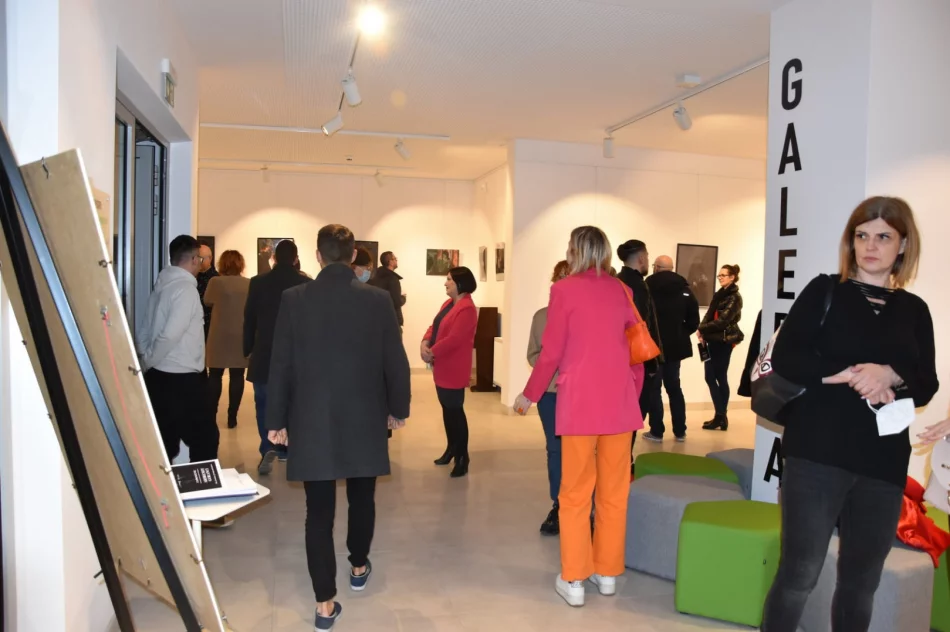 Tajemnicze fotografie inspirowane sztuką w Miejskiej Bibliotece Publicznej w Limanowej - zdjęcie 3