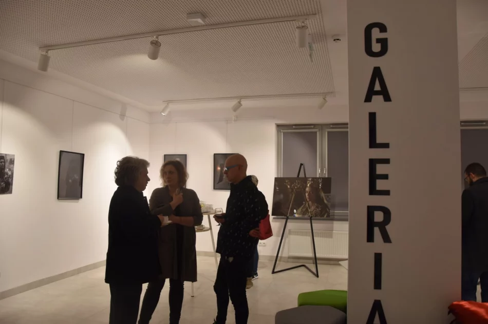 Tajemnicze fotografie inspirowane sztuką w Miejskiej Bibliotece Publicznej w Limanowej - zdjęcie 5