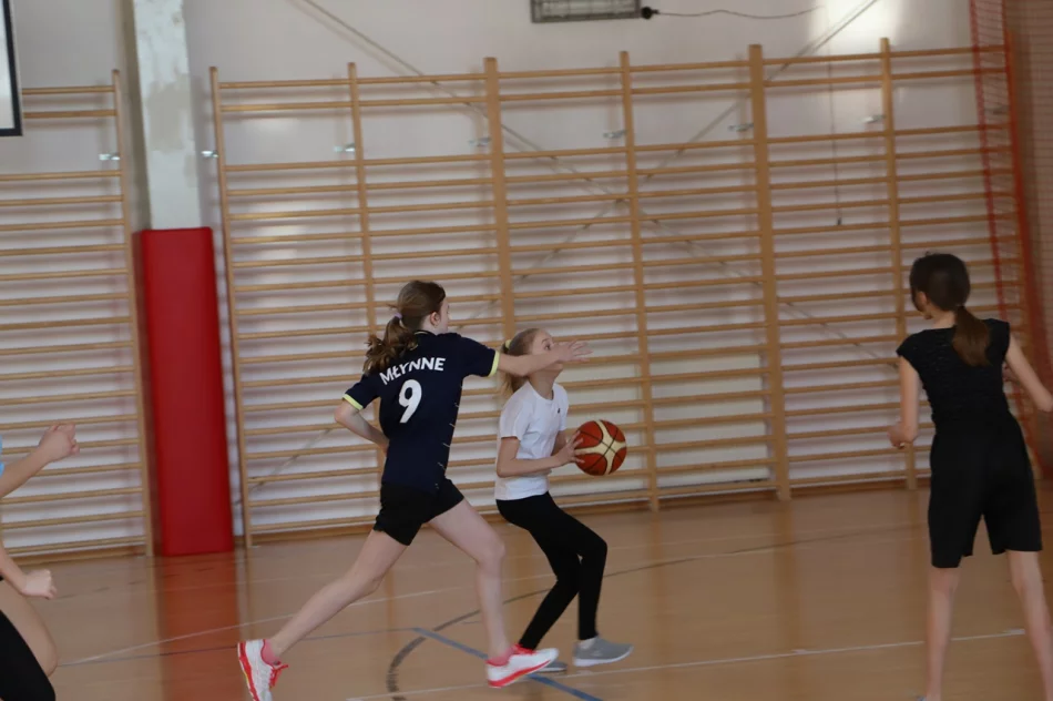 Młynne i Stara Wieś Mistrzami Gminy Limanowa w koszykówce w ramach Igrzysk Dzieci - zdjęcie 5