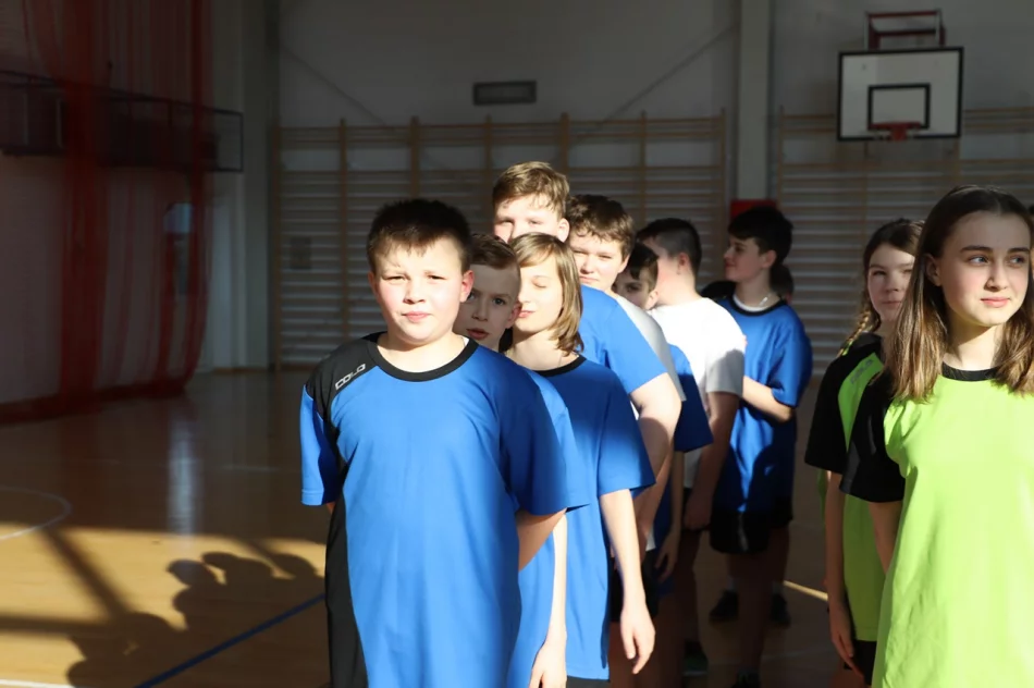 Młynne i Stara Wieś Mistrzami Gminy Limanowa w koszykówce w ramach Igrzysk Dzieci - zdjęcie 9