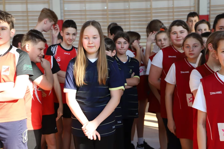 Młynne i Stara Wieś Mistrzami Gminy Limanowa w koszykówce w ramach Igrzysk Dzieci - zdjęcie 15