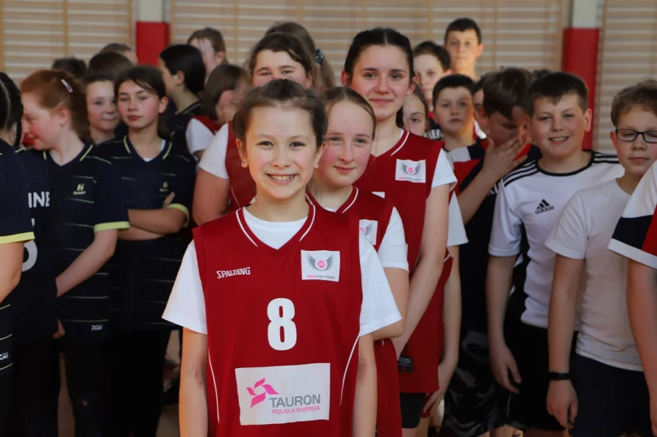 Młynne i Stara Wieś Mistrzami Gminy Limanowa w koszykówce w ramach Igrzysk Dzieci - zdjęcie 16