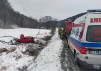 Groźnie wyglądające dachowanie, jedna osoba trafiła do szpitala - zdjęcie główne