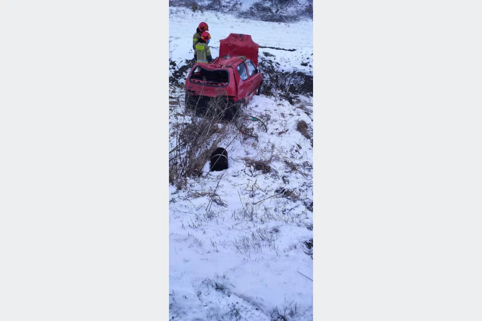 Groźnie wyglądające dachowanie, jedna osoba trafiła do szpitala - zdjęcie 2