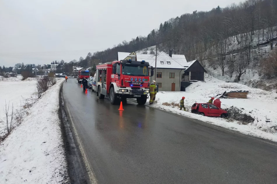 Groźnie wyglądające dachowanie, jedna osoba trafiła do szpitala - zdjęcie 3