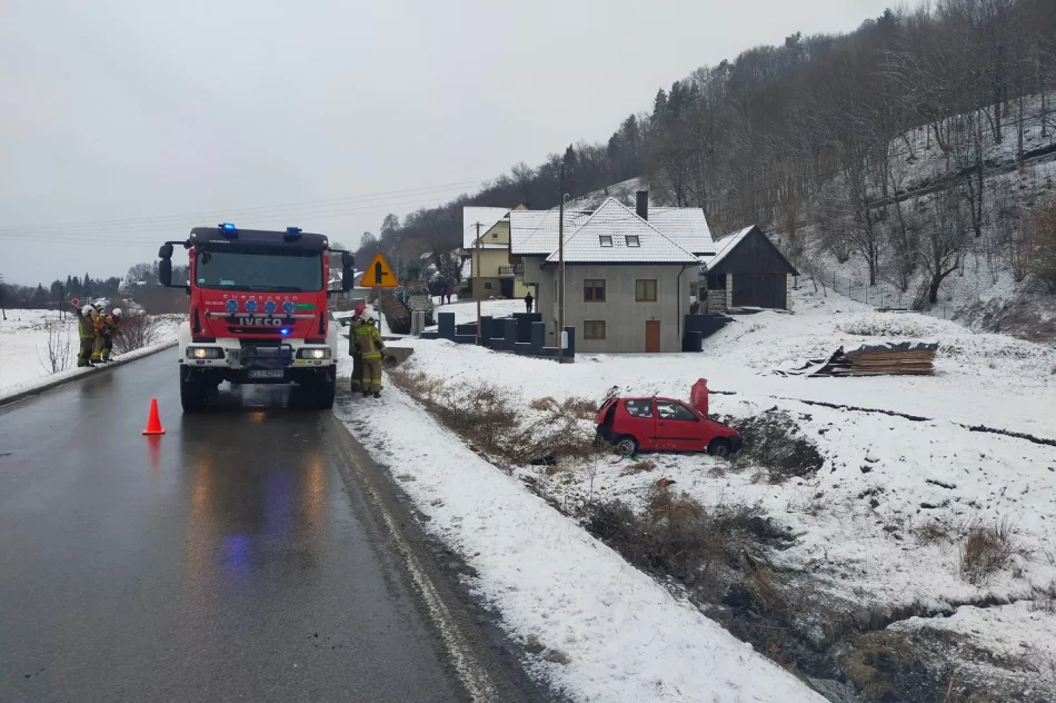 Groźnie wyglądające dachowanie, jedna osoba trafiła do szpitala - zdjęcie 4