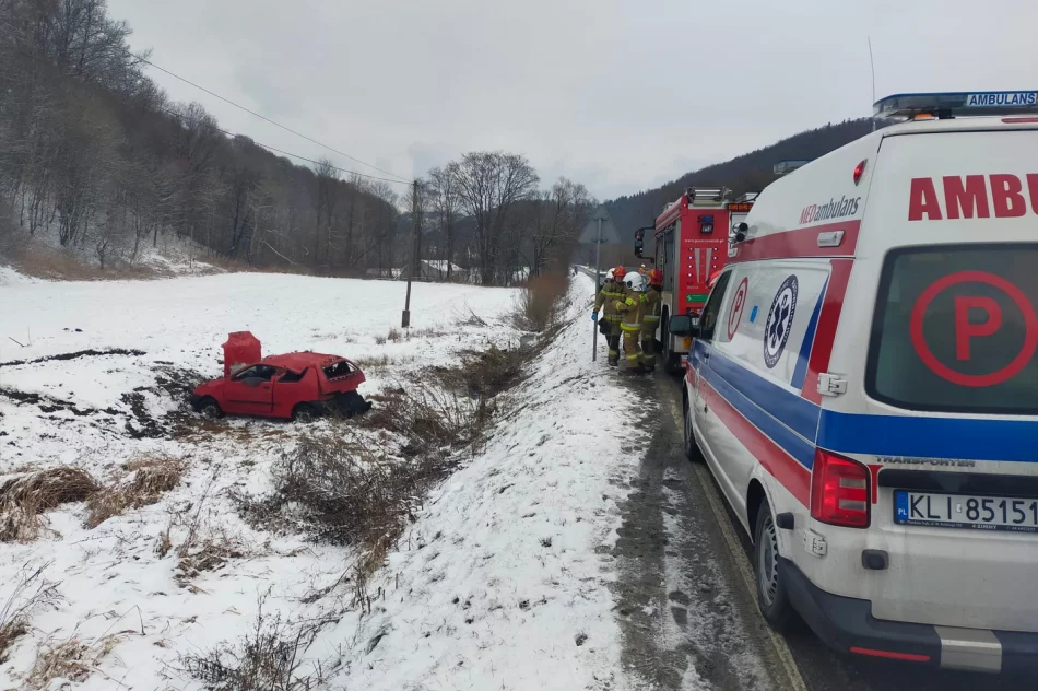 Groźnie wyglądające dachowanie, jedna osoba trafiła do szpitala - zdjęcie 5