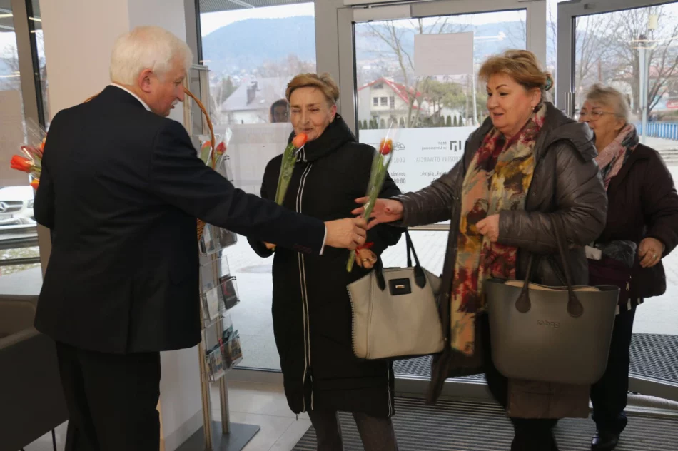 Kwiaty i koncert muzyki country dla mieszkanek miasta - zdjęcie 3