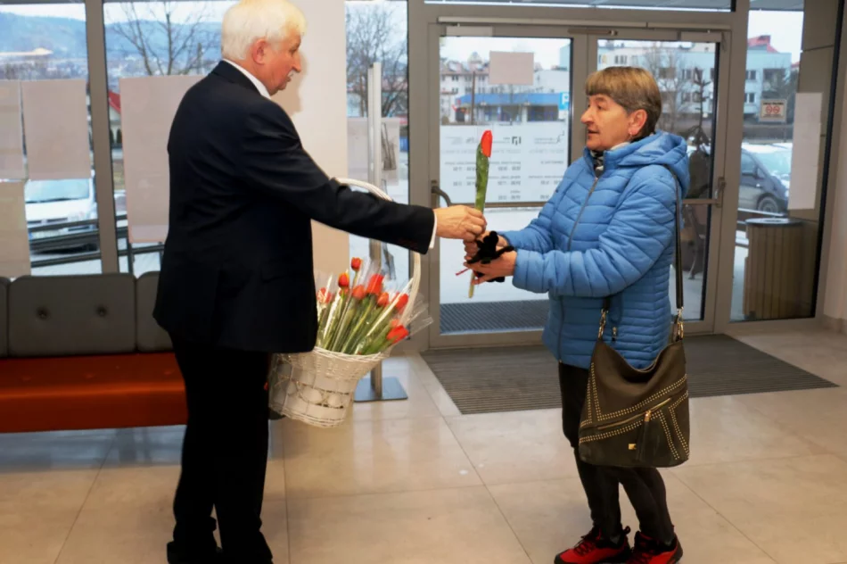 Kwiaty i koncert muzyki country dla mieszkanek miasta - zdjęcie 9