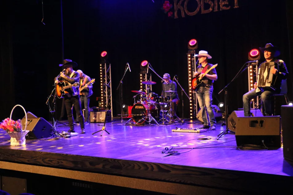 Kwiaty i koncert muzyki country dla mieszkanek miasta - zdjęcie 11