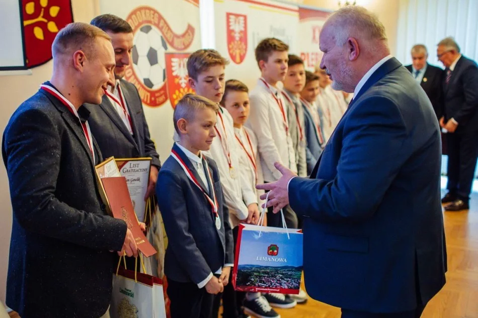 Piłkarze, trenerzy i działacze sportowi z Miasta Limanowa nagrodzeni w Plebiscycie Podokręgu Piłki Nożnej - zdjęcie 2
