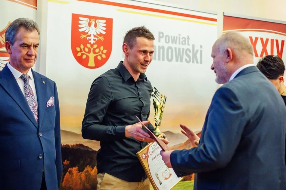 Piłkarze, trenerzy i działacze sportowi z Miasta Limanowa nagrodzeni w Plebiscycie Podokręgu Piłki Nożnej - zdjęcie 3