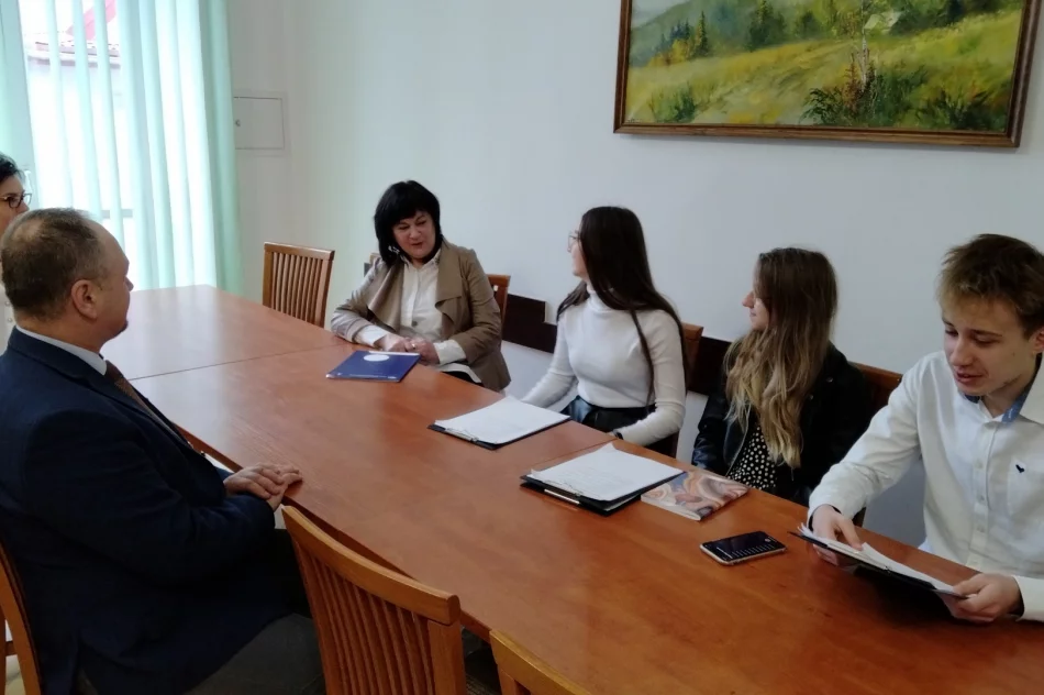 „Projektanci edukacji” z Mordarki z wizytą w Urzędzie Gminy - zdjęcie 3