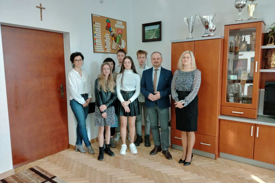 „Projektanci edukacji” z Mordarki z wizytą w Urzędzie Gminy - zdjęcie 5