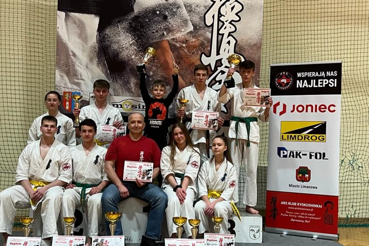 9 medali i II miejsce w klasyfikacji drużynowej limanowskich karateków na Mistrzostwach Makroregionu Południowego w Karate Kyokushin