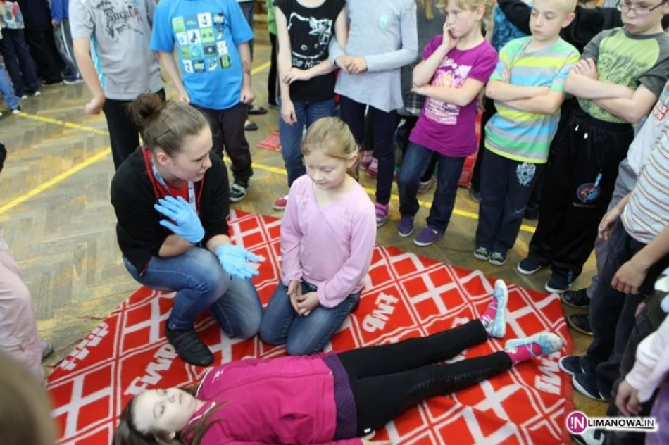 Uczyli młodszych pierwszej pomocy - zdjęcie 4