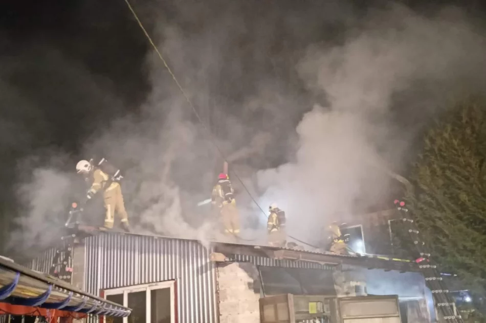 Zapalił się dach warsztatu mechanicznego - zdjęcie 6