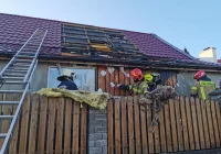 Pożar garażu gasiły trzy zastępy straży - zdjęcie główne