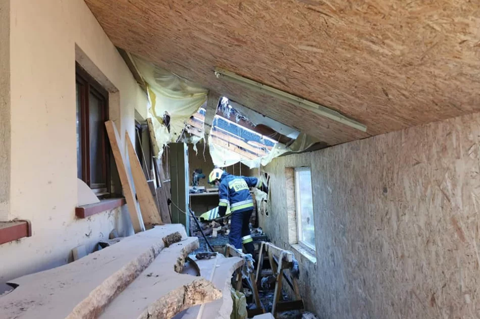 Pożar garażu gasiły trzy zastępy straży - zdjęcie 4