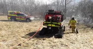 Dwie osoby poparzone w wyniku pożaru traw, wezwano śmigłowiec LPR - zdjęcie 4