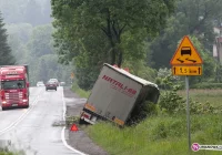 Ciężarówka wpadła do rowu - zdjęcie główne