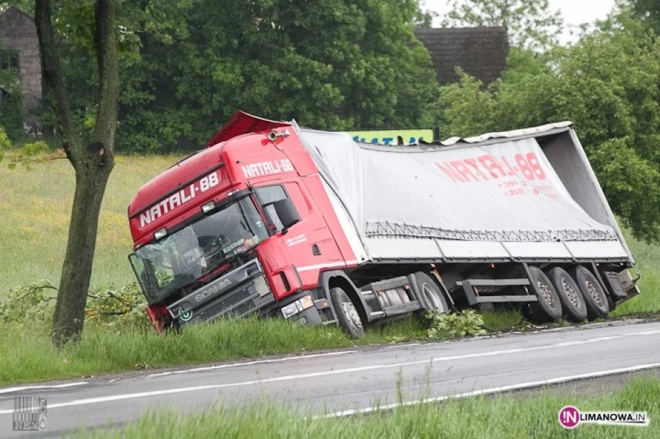 Ciężarówka wpadła do rowu - zdjęcie 2