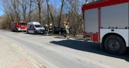Pojazd wypadł z jezdni i uderzył w drzewo - zdjęcie 2