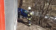 Pojazd wypadł z jezdni i uderzył w drzewo - zdjęcie 3
