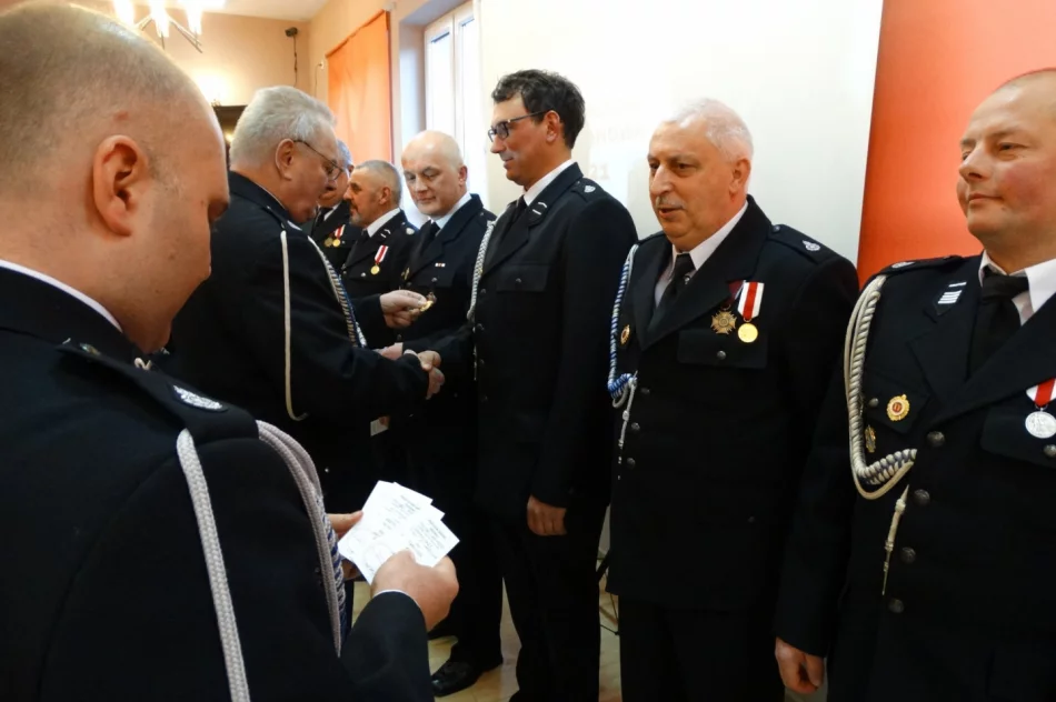 Podczas walnego zebrania OSP Limanowa wręczono odznaczenia i medale zasłużonym druhom - zdjęcie 5