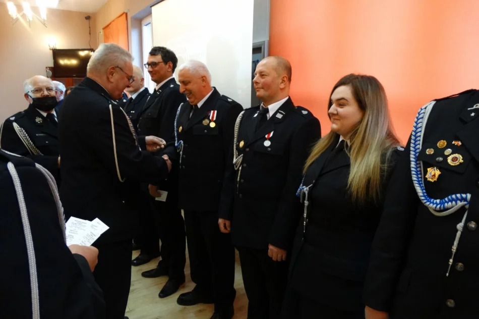 Podczas walnego zebrania OSP Limanowa wręczono odznaczenia i medale zasłużonym druhom - zdjęcie 6
