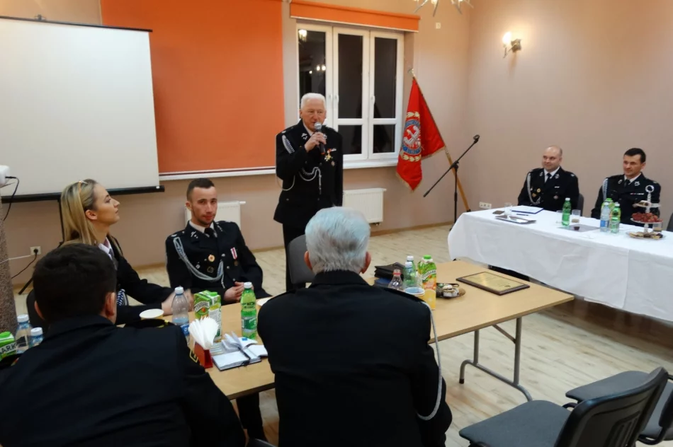 Podczas walnego zebrania OSP Limanowa wręczono odznaczenia i medale zasłużonym druhom - zdjęcie 11