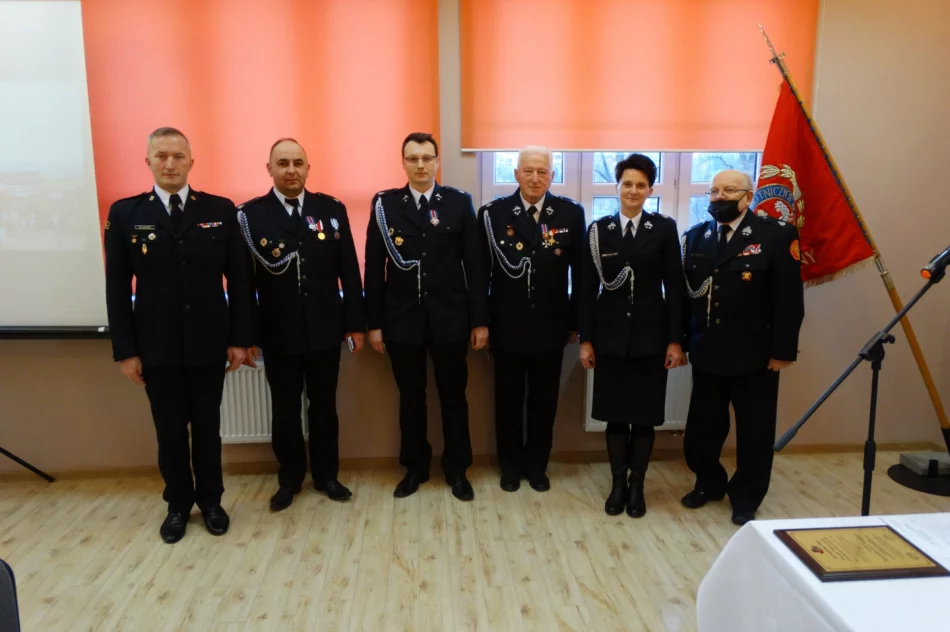 Podczas walnego zebrania OSP Limanowa wręczono odznaczenia i medale zasłużonym druhom - zdjęcie 12