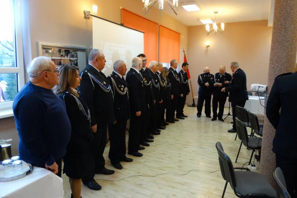 Podczas walnego zebrania OSP Limanowa wręczono odznaczenia i medale zasłużonym druhom - zdjęcie 14