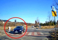 O mały włos od tragedii - nastolatka patrzy w telefon, auto nie zatrzymuje się przed pasami - zdjęcie główne