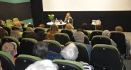 W Miejskiej Bibliotece Publicznej odbyło się spotkanie z pisarką Krystyną Mirek - zdjęcie 2