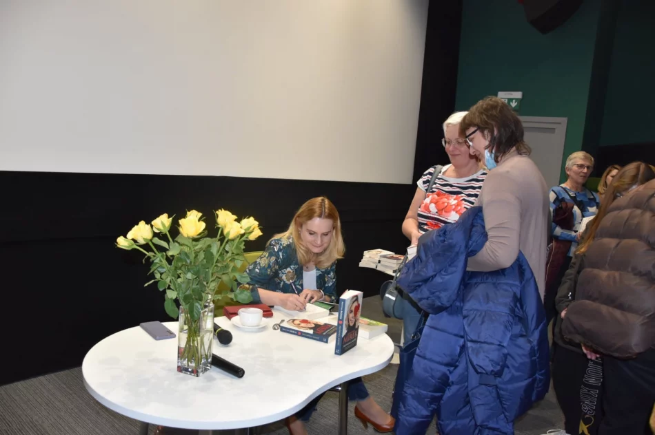 W Miejskiej Bibliotece Publicznej odbyło się spotkanie z pisarką Krystyną Mirek - zdjęcie 3