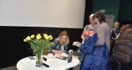 W Miejskiej Bibliotece Publicznej odbyło się spotkanie z pisarką Krystyną Mirek - zdjęcie 3