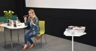 W Miejskiej Bibliotece Publicznej odbyło się spotkanie z pisarką Krystyną Mirek - zdjęcie 4