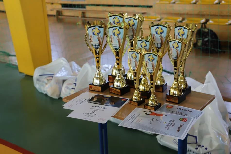 Zwycięzcy Mistrzostw Gminy Limanowa w piłce siatkowej - zdjęcie 2