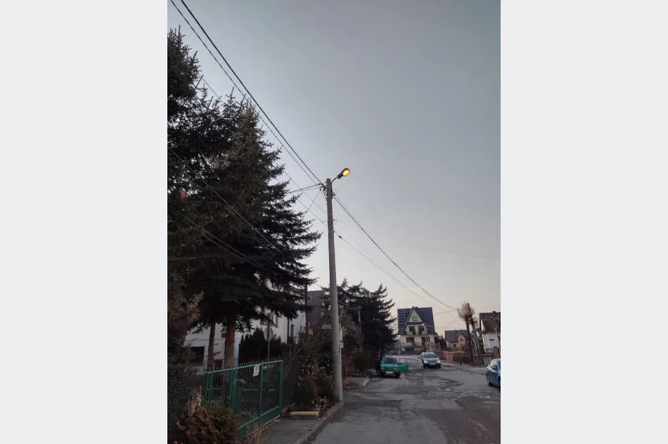 Oszczędzają na oświetleniu w nocy, w dzień... latarnie świecą - zdjęcie 2