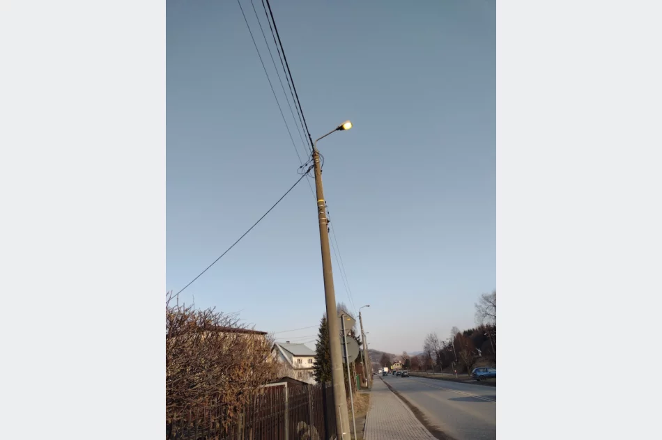 Oszczędzają na oświetleniu w nocy, w dzień... latarnie świecą - zdjęcie 3