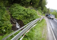 Uderzył w barierę i wpadł do rzeki - zdjęcie główne